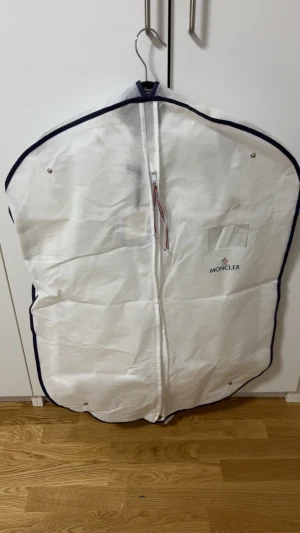 Vit Moncler pufferjacka med huva - Säljer en snygg vit pufferjacka från Moncler med huva och svarta ränder över bröstet. Jackan har dragkedja framtill, långärmade ärmar i mjukt material och klassisk Moncler-logga på ärmen. Perfekt för dig som vill ha en clean och sportig look. den är strl S och inga problem pris kan diskuteras och tar byten.