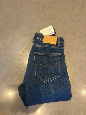 Nya jeans Tiger of Sweden Evolve  28/32 - Nya jeans Tiger of Sweden Evolve, storlek 28/32, nypris 1500 kr. Skön stretchig modell med 94% bomull, 4,5% polyester o 1,5% elastan
