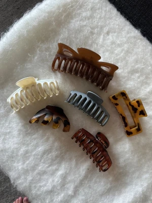Hårklämmor 25kr/st - Olika hårklämmor,  bra skick. 1 st 25kr, allihop för 100kr! 