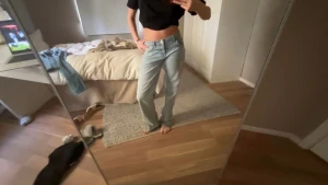 Ljusblå raka jeans med låg midja - Säljer ett par ljusblå jeans med låg midja och raka ben. Jeansen har klassisk femficksdesign och är i ett mjukt denimtyg som ger en avslappnad vibe. Perfekta för dig som gillar en enkel och stilren look.