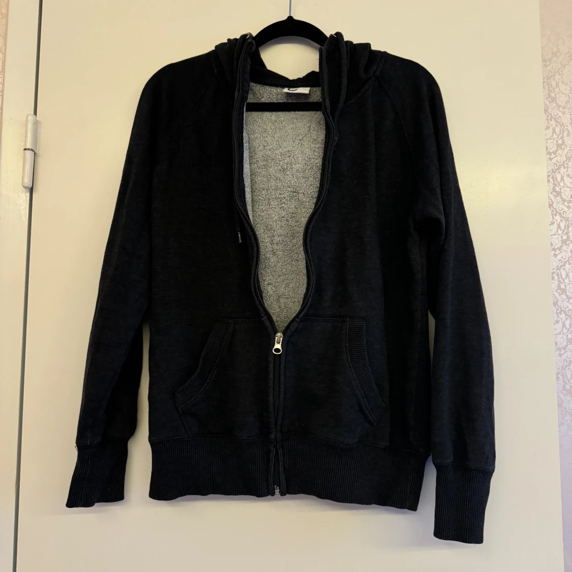 Svart hoodie med dragkedja och huva - 2