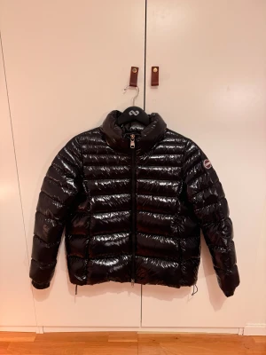 Colmar jacka - Säljer en jättefin och ny svart, pufferjacka från Colmar. Perfekt för kalla dagar och har justerbara snören vid nederkanten för extra komfort. Säljer den då den tyvärr inte passar min stil men annars är den i perfekt skick. Köptes föra året och har knappt använts. Köpt för 6000kr och priset GÅR att diskutera!!!✅