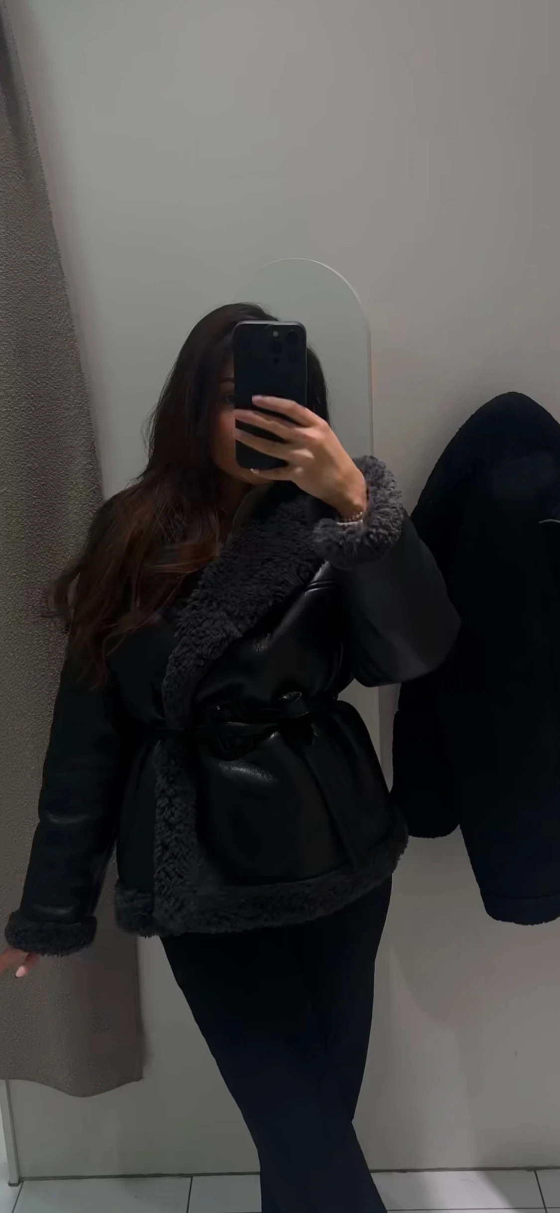 Svart pälsjacka med bälte - 2