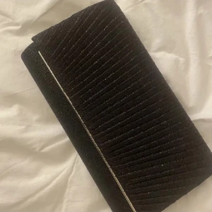 Balväska  - Säljer balväska, använd en gång på balen. Har kedja så man kan ha den på axeln🤍 