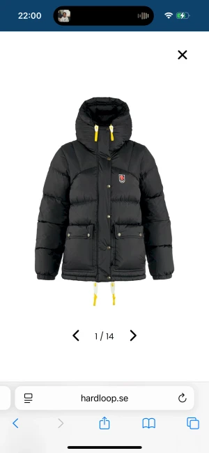 Svart dunjacka  Fjällräven - Säljer en svart dunjacka från Fjällräven med gul snörning och huva. Jackan har två stora fickor framtill, tryckknappar och dragkedja. Klassisk Fjällräven-logo på bröstet. Lite använd inget som  man lägger märke til.