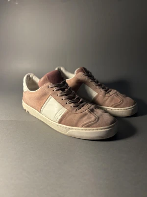 Valentino flycrew  - Pris 1649 , skick 7/10 , en nit lossnat . Inget OG , mvh Restyle fashion 