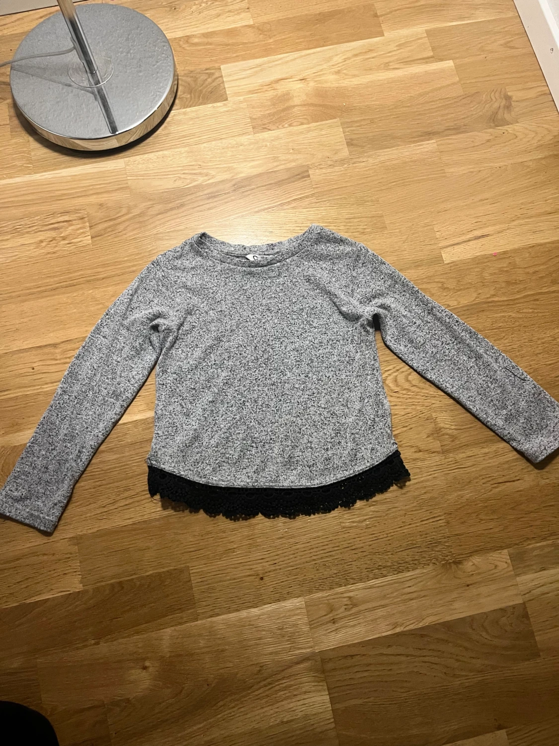 Grå långärmad tröja med spetskant