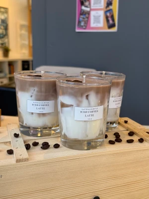 Ljus - iced coffee ☕️  - På bilden ser ni vår ikoniska ”iced coffe latte” ljus. Den doftar nybryggt kaffe och är tillverkad av gelevax, 100% soja vax (bättre vax alternativ för miljön), färg och doftolja! ~20 timmar bränntid. 
