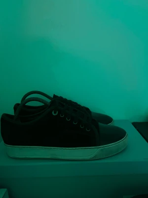 Lanvin cap toe 40 - Fina lanvin cap toe i uk5 passar 39-41. Box och dustbag medföljer och skorna har några defekter på captoen och i skon men annars i fint skick. Kan gå ner