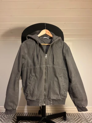 Grå jacka från Zara - Säljer en grå jeansjacka från Zara i storlek S. Riktigt snygg jeans jacka. Fantastiskt skick, i princip aldrig använd! Tveka inte på att höra av dig ifall du undrar nåt