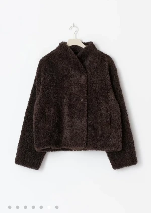 Mörkbrun teddyjacka - Mysig mörkbrun teddyjacka med lång ärm och rak passform.🧸💞💞 Endast testad och är i nytt skick!!