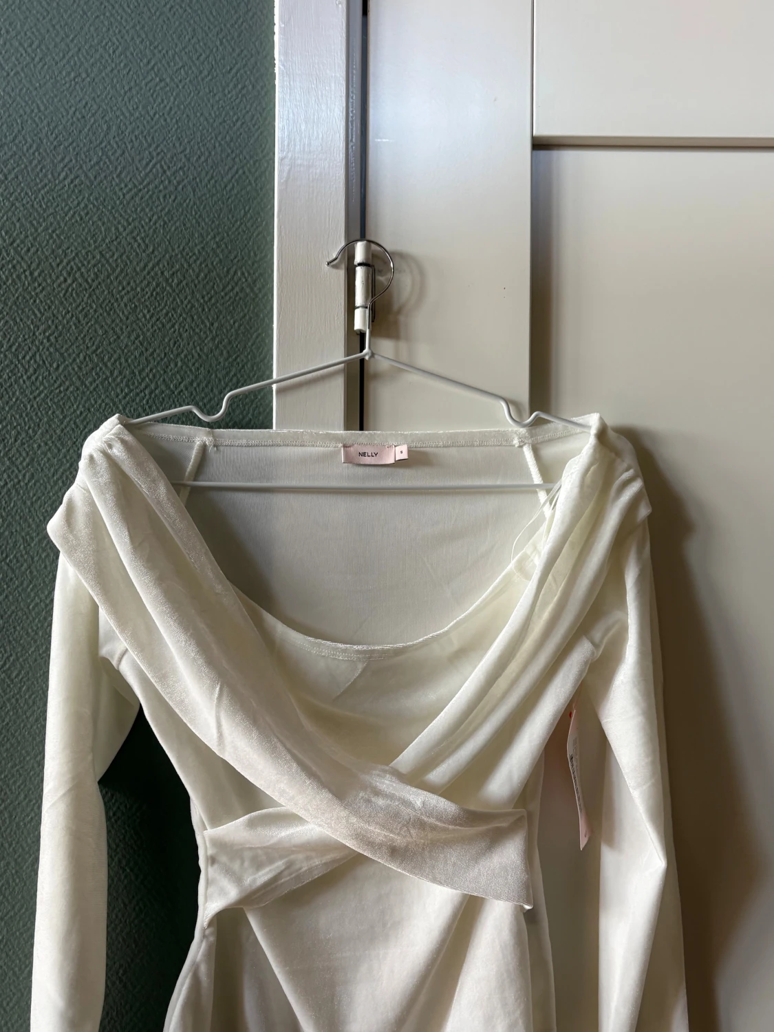 Vit off-shoulder body i sammet från Nelly - 2