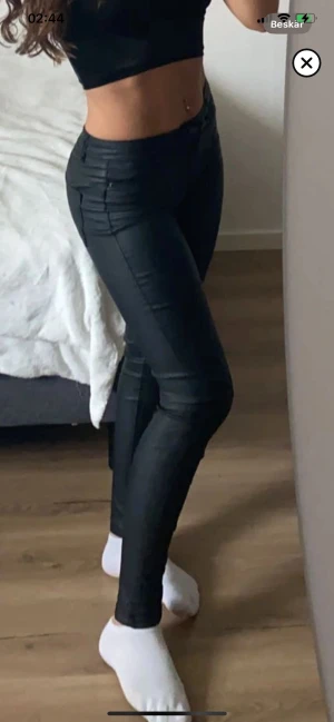 Svarta skinny byxor, mid midja - Snygga svarta byxor med skinny passform och medel midja. De sitter tight och har en stilren look som passar perfekt till en trendig outfit. Materialet är slätt och ger en cool vibe, perfekt för dig som gillar att sticka ut. från pieces.