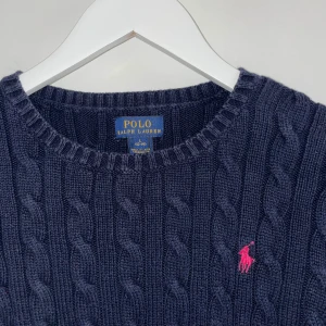 Mörkblå ralph lauren tröja - Mörkblå ribbad tröja i märket Ralph lauren. Passar ca xs-s. Den är i bra skick!