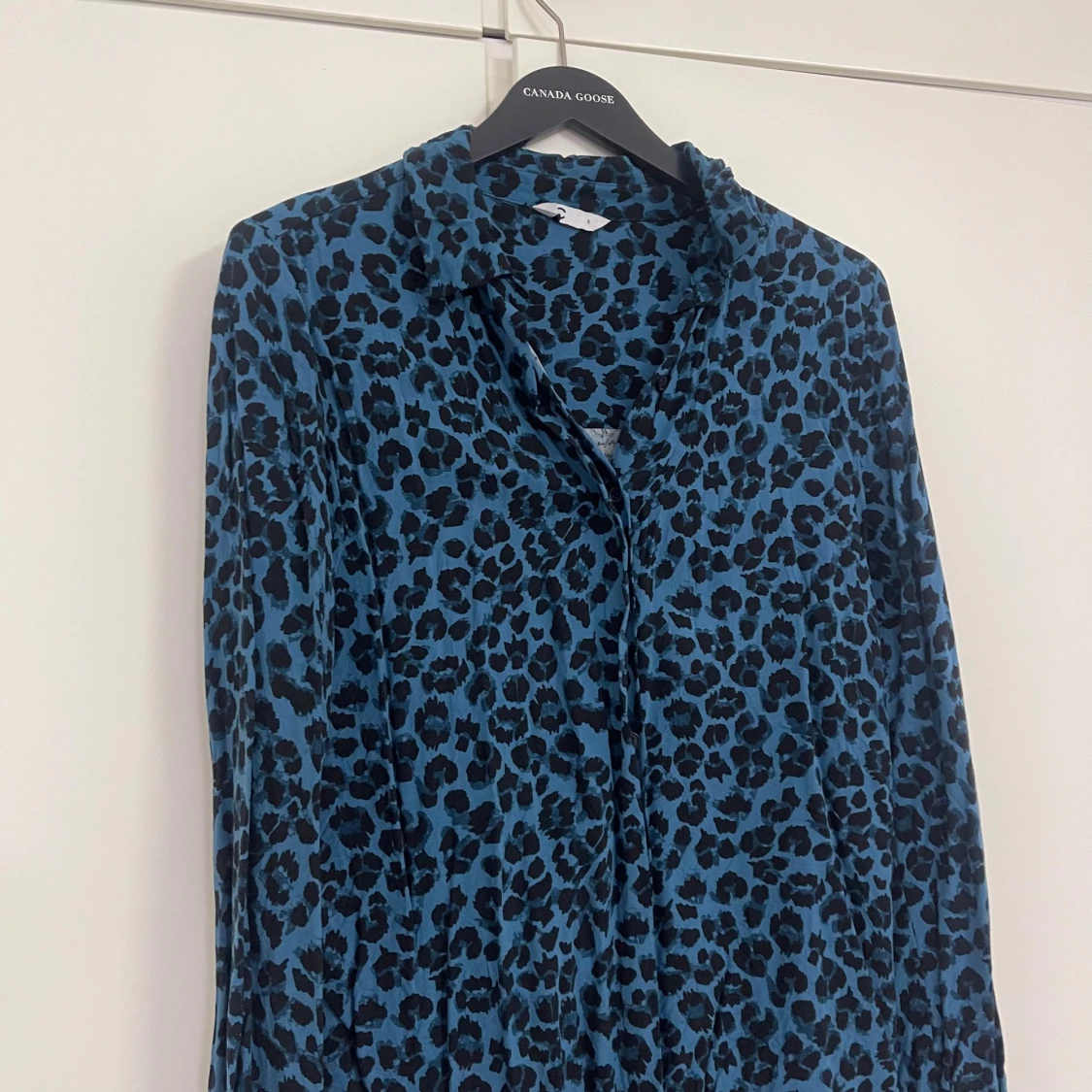 Blå leopardmönstrad skjorta S - 1