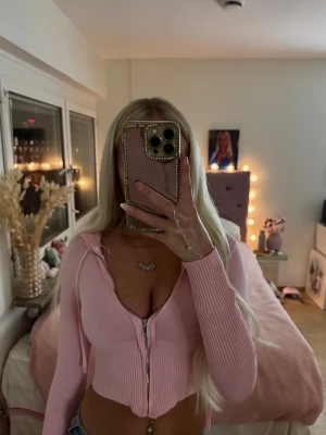 söt rosa kofta - Superfin cropped hoodie i babyrosa.  Använd väldigt få gånger och i mycket gott skick. Vet inte märket. - Passar XS Skriv privat för fler bilder eller frågor 🫶🏽  