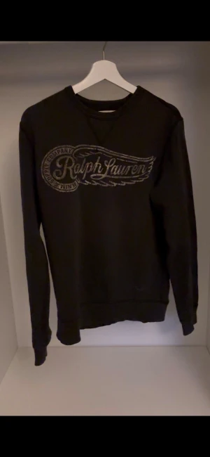 Svart Ralph Lauren tröja  - Säljer en as fet svart tröja från Ralph Lauren Denim & Supply. Sjukt fett tryck och as bra skick!  Det är bara att skriva om det finns några funderingar eller annat!