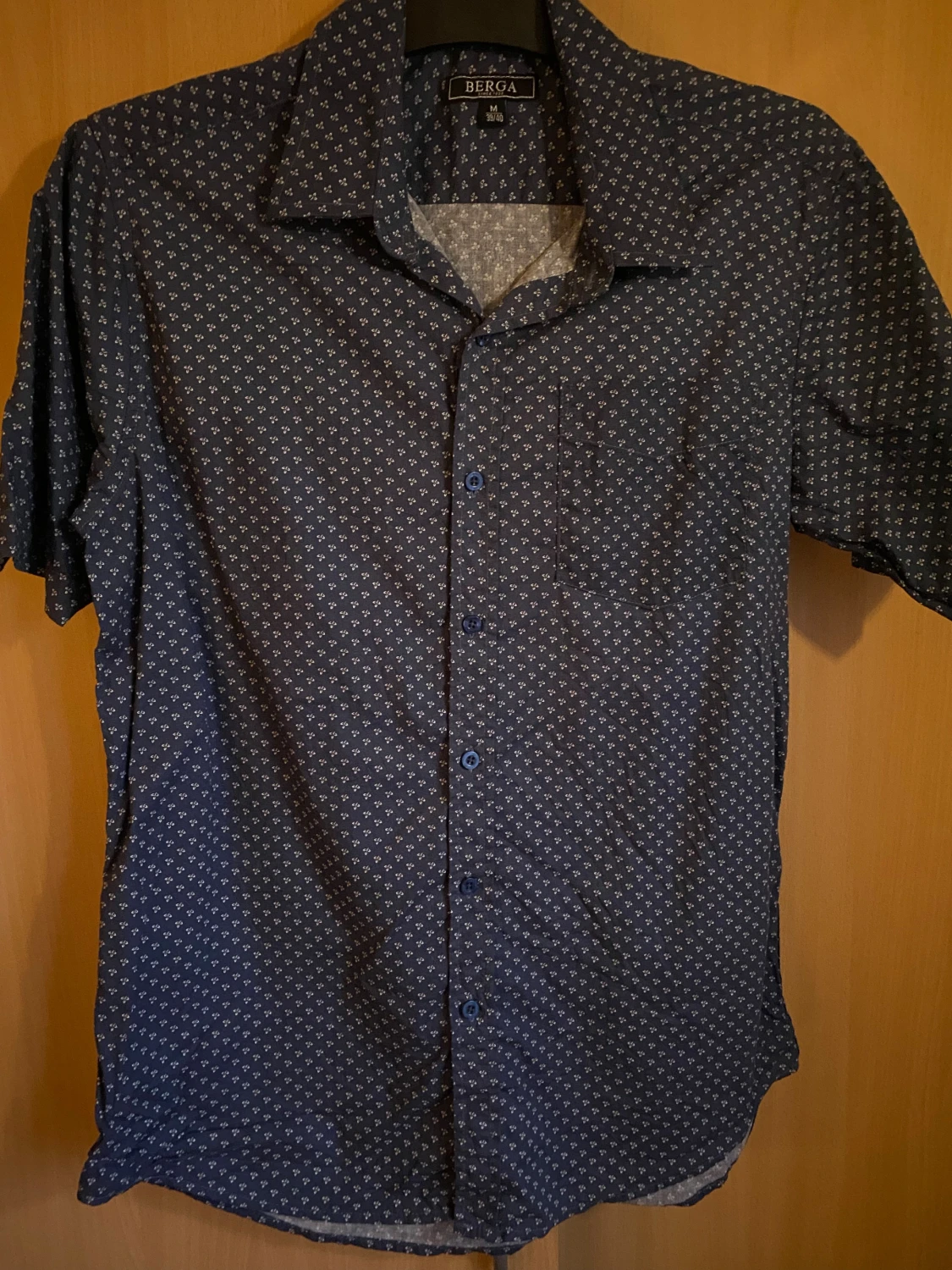 Mörkblå mönstrad skjorta från Berga