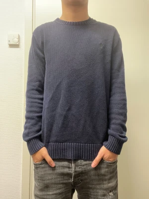 Stickad Ralph lauren tröja - Stickad Polo Ralph Lauren tröja. Mycket bra skick, inga defekter. Modellen är 173cm, 64kg. Pris kan diskuteras.