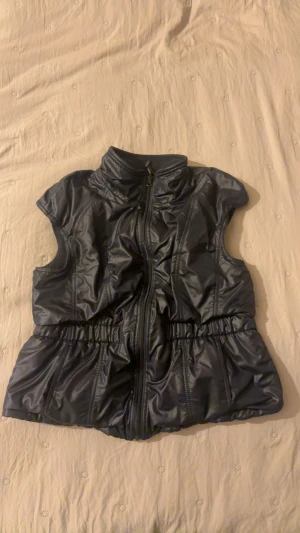 Svart fodrad väst från weekend basler - Västen är i princip ny, använd ett fåtal gånger. Den har inne och ytter - fickor. Står storlek 42 men skulle säga m🫶🏻