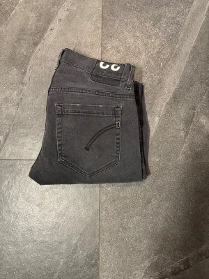 Dondup George  - Tja säljer nu dessa sjukt feta Dondup George jeans i skinny fit. Killen på bilden är 181 cm lång. Har du några funderingar? Tveka inte på att skriva 🙌 pris kan alltid diskuteras.