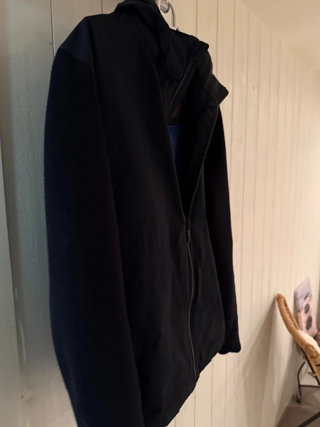 Svart vindjacka med huva från Massimo dutti  - 3