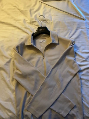 Beige half zip-tröja These Glory Days - Säljer en stilren beige långärmad tröja från These Glory Days i storlek small. Tröjan har klassisk krage och half zip-dragkedja framtill. Perfekt för dig som gillar en clean och enkel look. Materialet känns mjukt och skönt mot huden.