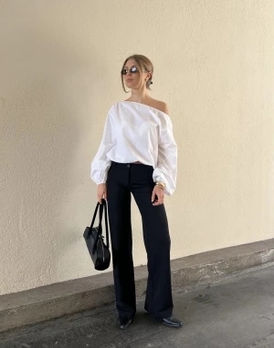 Svarta wide kostymbyxor från Nelly - Snygga svarta kostymbyxor från Nelly i storlek XXS. Byxorna har en klassisk midja, raka ben med wide fit och stängs med knapp och dragkedja. Perfekta till en trendig look och passar grymt med boots eller sneakers!!