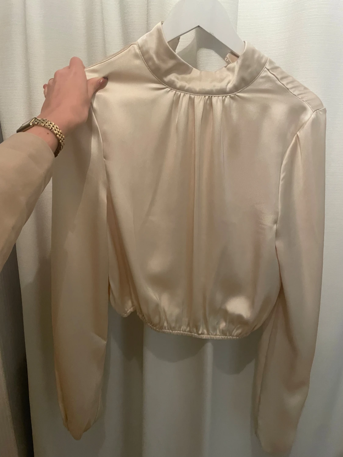 Champagnefärgad satinblus från Bik Bok - 1