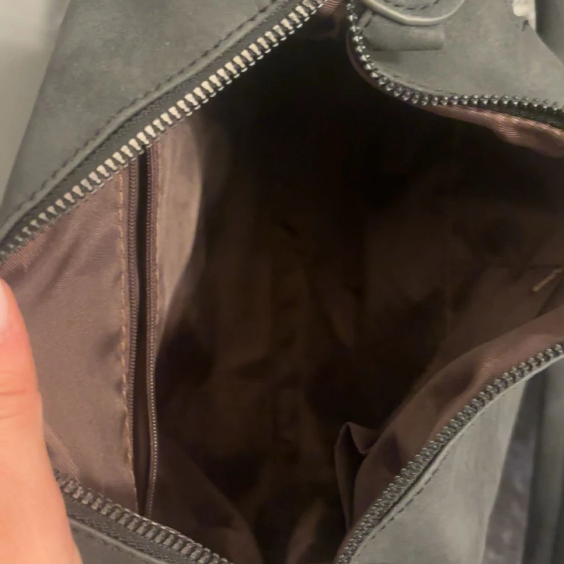 Svart axelväska i mockaimitation - 1