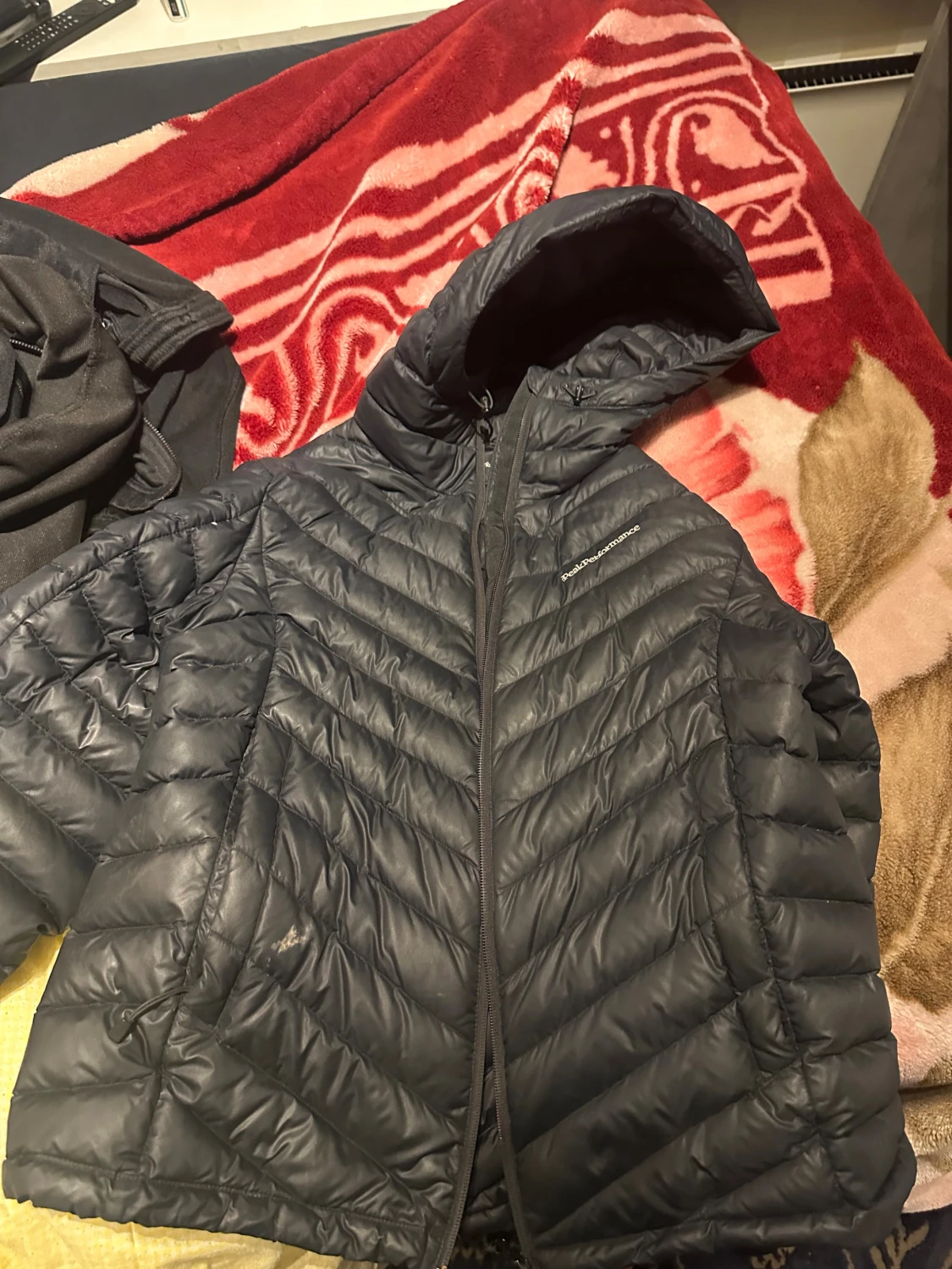 Svart dunjacka med huva från Peak Performance - 1