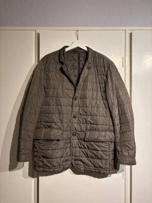 Jacka från Oscar Jacobson - Tjena! Säljer en snygg kavajjacka från Oscar Jacobson i beige/brun färg. Skick: 9/10. Storlek: M. Bara att fråga om det är något. Är öppen för prisförslag!😊