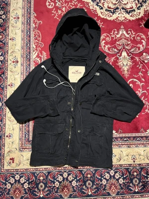 Sällsynt vintage overshirt/jacka från Hollister - Säljer en otroligt snygg och sällsynt vintage overshirt/jacka från hollister. Fantastiskt skick, inga defekter. Helt perfekt för lite kallare väder ❄️ Storlek S, men jag anser att den sitter lite mer som M. Pris kan diskuteras. Hör gärna av er vid funderingar 🙌!