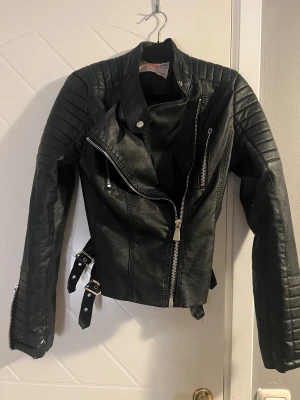 Svart skinnjacka med dragkedjor - Snygg svart skinnjacka sitter tajt