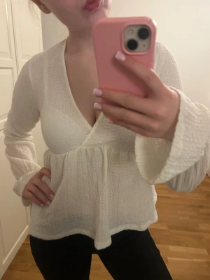 Fin vit blus - Fin v-ringad blus från Gina Tricot med långa ärmar och smickrande passform. Stretchigt material. 