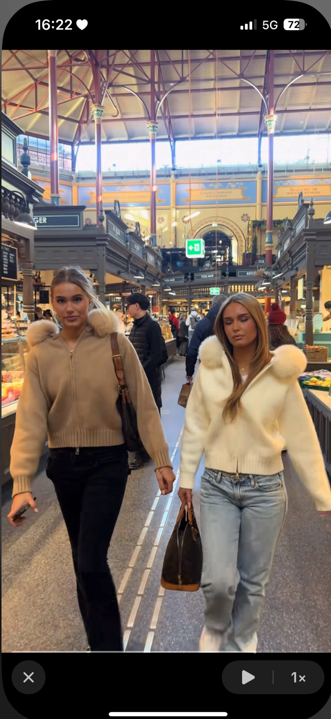 Vit hoodie med pälspuffar och dragkedja