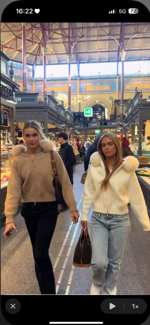 Vit hoodie med pälspuffar och dragkedja - Superfin vit fluff jacka ifrån Alessa som inte kommer till användning då den inte är min stil. Jätte snygg o helt ny.