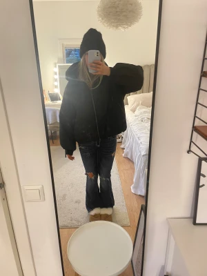 Svart vinterjacka  - As snygg o tjock jacka från Zara passar xs o s aldrig använd 