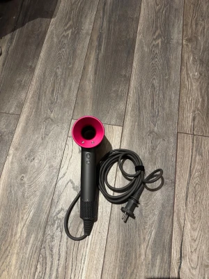 Dyson hårfön - Säljer denna dyson hårfön som använts i ca 2 månader men funkar toppen, tillbehören glömdes på en resa därav priset, vid funderingar är det bara att höra av sig😊