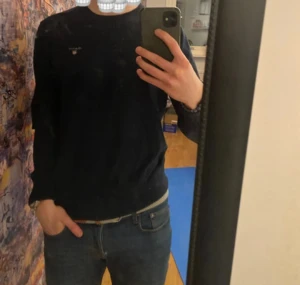 Gant tröja - Säljer en Gant tröja av premium bomull. Riktigt skön och den är i toppen skick. Storlek M och modellen på bilden är 180 och väger 68kg. Hör av dig vid intresse och vid funderingar. 👍