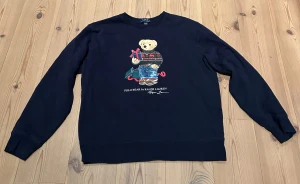 Polo Ralph Lauren - Riktigt snygg Ralph Lauren tröja med jultryck och den ikoniska nallen, perfekt nu för jul och vintern! Fits S och M. Tröjan har använts ett fåtal gånger och har inga tecken på användning! Hör av er vid frågor! Pris ej hugget i sten! 😊