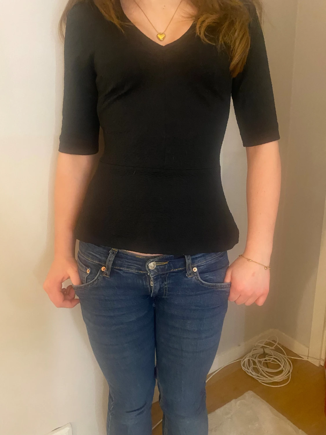 Svart v-ringad blus med trekvartsärm - 1