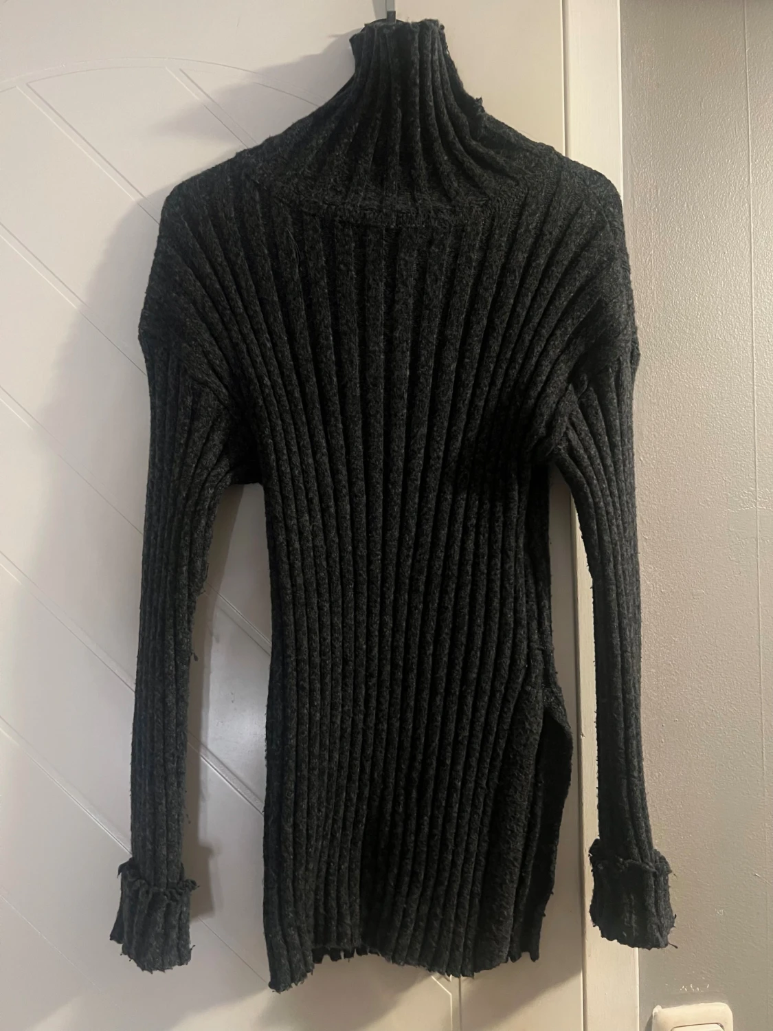 Mörkgrå ribbad polotröja med lång ärm