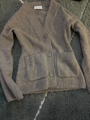 Fin bruk kofta - Fin brun figursydd kofta från Gina 🤎 Använd en eller två gånger, säljer då den inte faller mig i smaken längre! Koftan är i xs