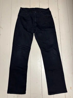 Svarta raka jeans  - Svarta jeans från Pearson? med rak passform. Jeansen har normal midja. Perfekta för dig som gillar en enkel och clean look med lite loose fit. Dom sitter som 32/33. Jag är 187 och brukar ha 32/32. 