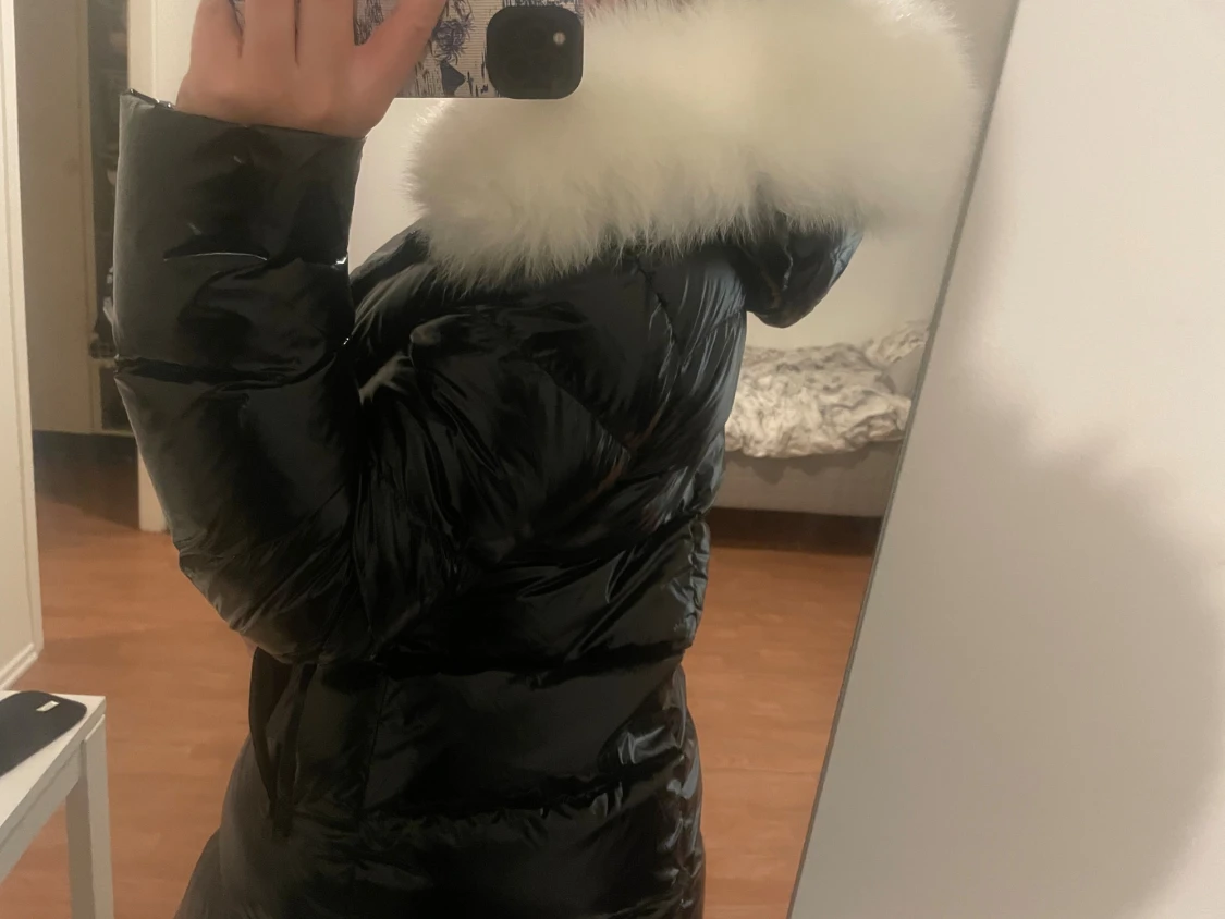 Svart pufferjacka med vit päls - 1