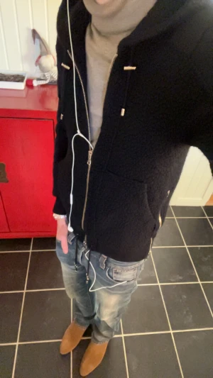 Balmain Fleece Zip hoodie  - Balmain Fleece zip hoodie. Väldigt varm går även att använda som jacka. Storlek XS men passar S eller även M. Antagligen den snyggaste zip hoodien någonsin tillverkad, speciellt passformen. Helt perfekt passform och har därför blivit ett extremt känt plagg inom fashion scenen. Har använts av t.ex Young Thug. Väldigt bra skick 