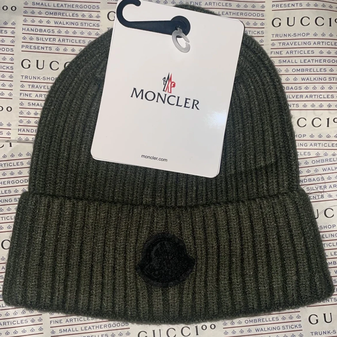 Ribbad mörkgrön Moncler mössa