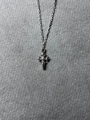 Minimalist Cross-Star Fusion Halsband - · Hänge: 1,6 x 1 cm med glittrande sten · Kedja: 50 cm, 1,5 mm tjock · Rost- och nickelfri