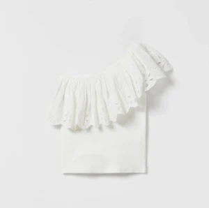 Vit offshoulder topp med volang - supersöt topp från zara💝, lappen är bortklippt, använd fåtal gånger💝💝